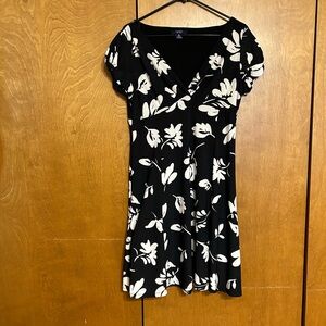 Elegant Chaps black and white v neck dress with puckered short sleeves size PL